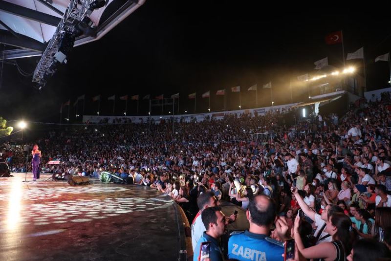 Melek Mosso festival coşkusunu ikiye katladı!  