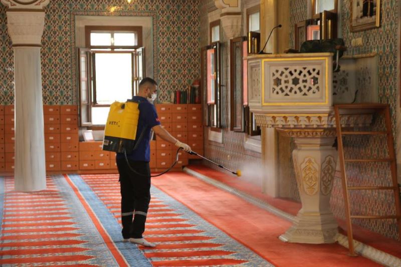 Hız kazanan Covid-19 salgınına karşı camiler dezenfekte ediliyor